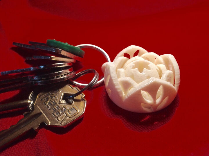 Gyroscopic keyring with flowers