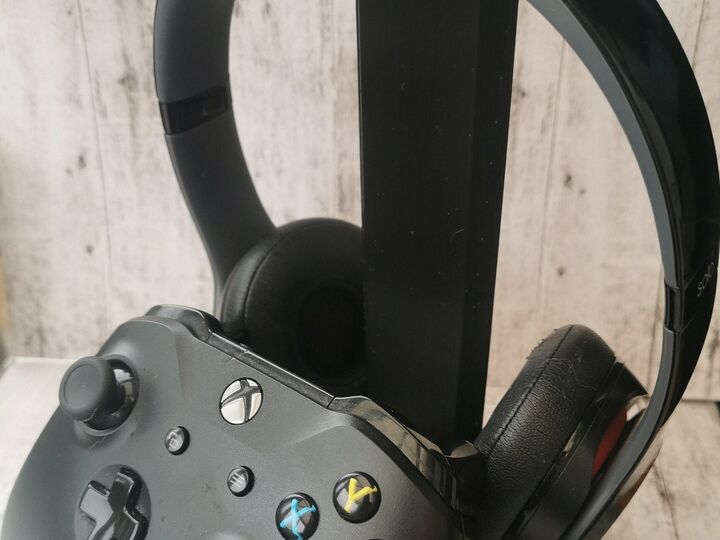 Headphones and game controllerstand