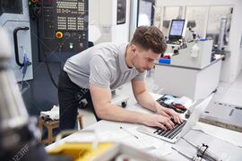 99607023-ingeniero-hombre-con-software-de-programación-cad-en-la-computadora-portátil.jpg