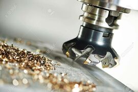 56634028-proceso-industrial-metalúrgico-de-mecanización-de-corte-de-detalle-en-blanco-por-fresado-con-inserto.jpg